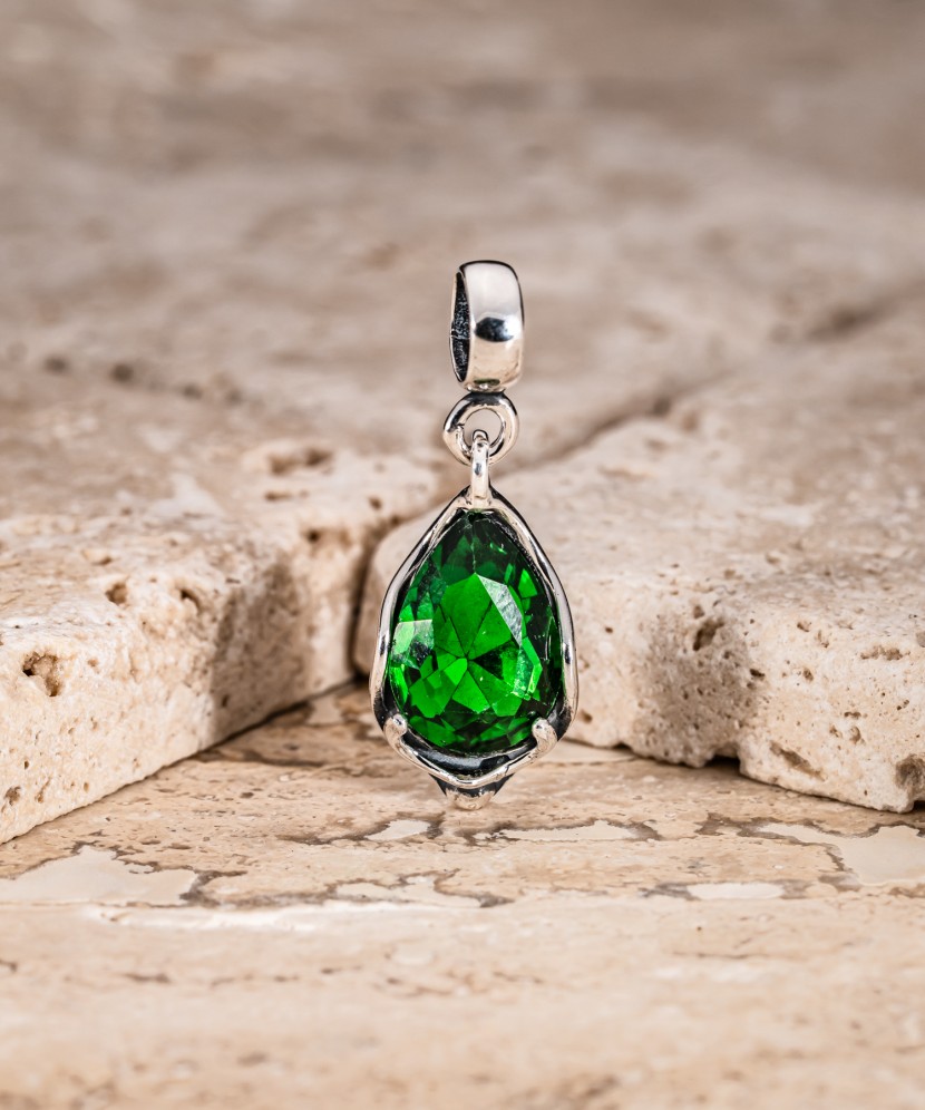 Sudraba piekariņš ar kristālu