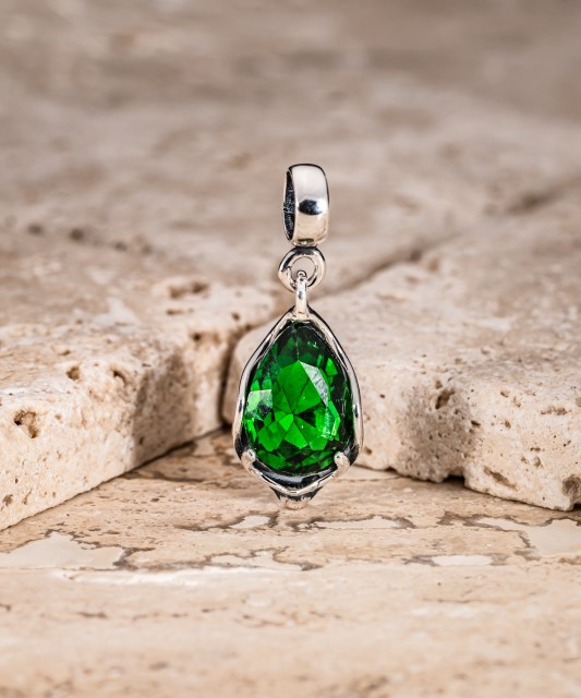 Sudraba piekariņš ar kristālu