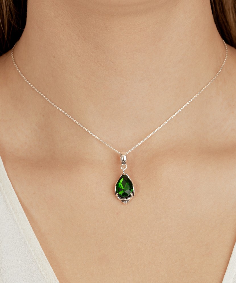 Sudraba piekariņš ar kristālu