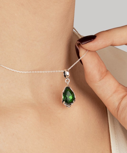 Sudraba piekariņš ar kristālu