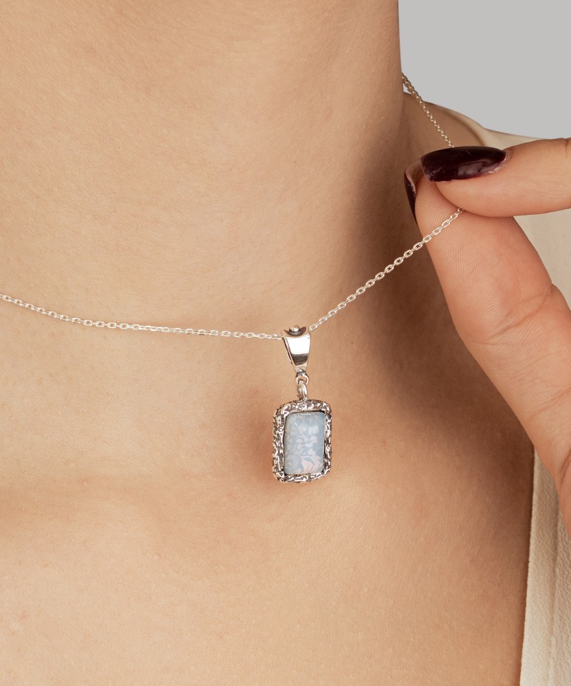 Серебряный кулон с лунным камнем