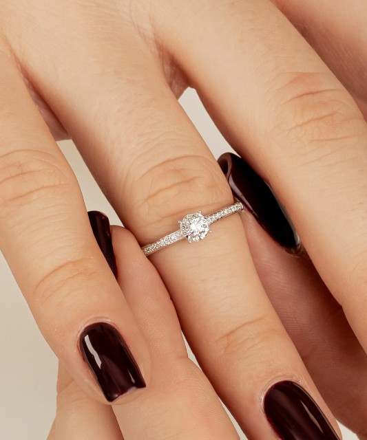 Baltā zelta gredzens ar briljantiem