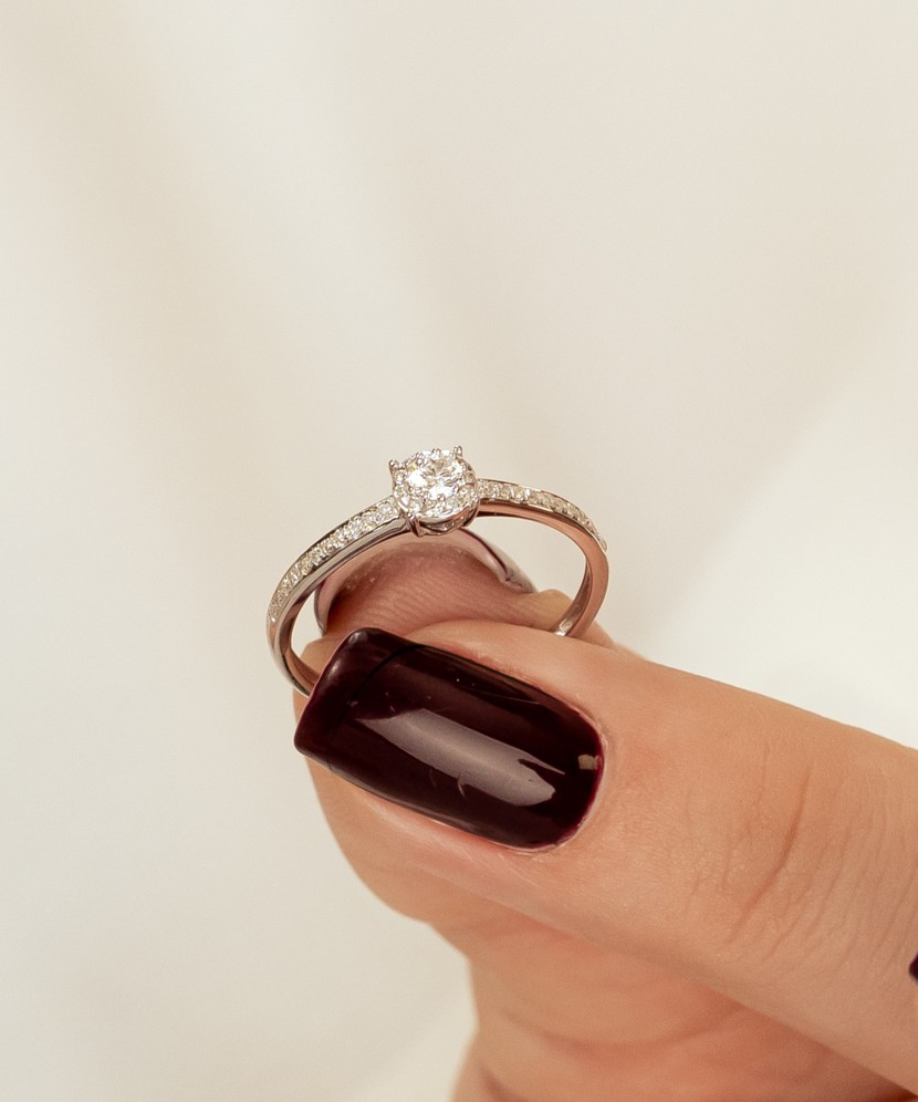 Baltā zelta gredzens ar briljantiem