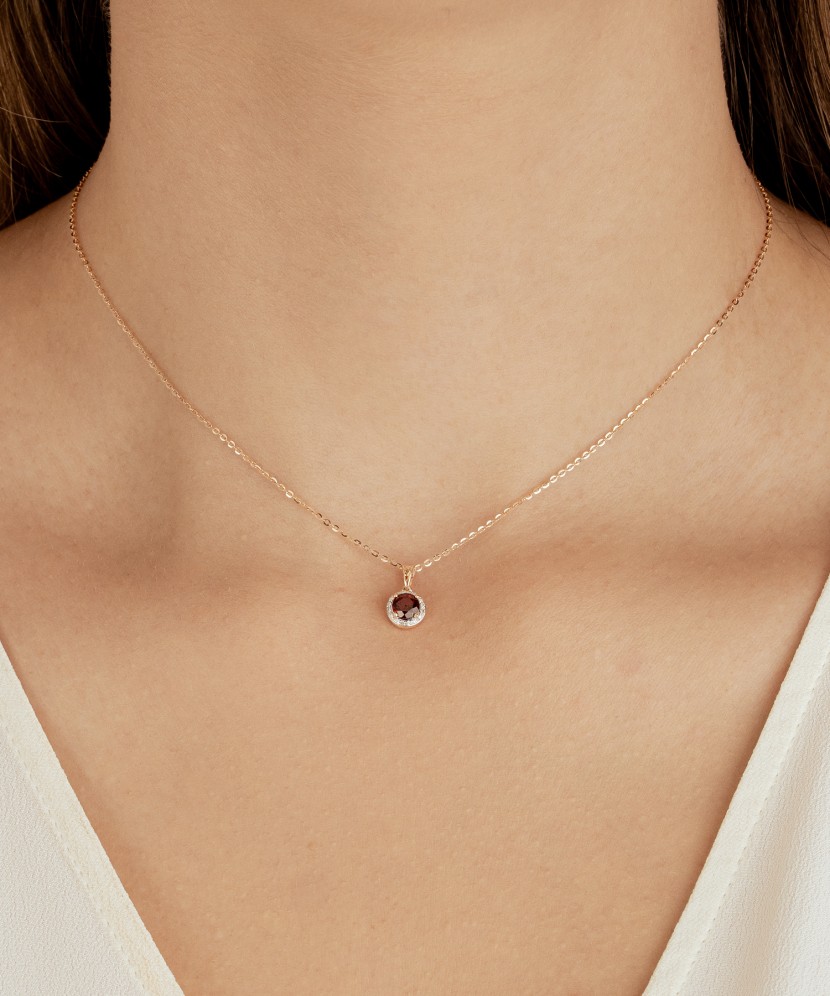 Золотая подвеска с гранатом и бриллиантами