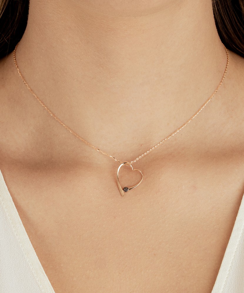 Zelta kulons ar melnajiem dimantiem “Sirsniņa”