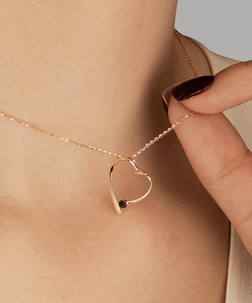 Zelta kulons ar melnajiem dimantiem “Sirsniņa”