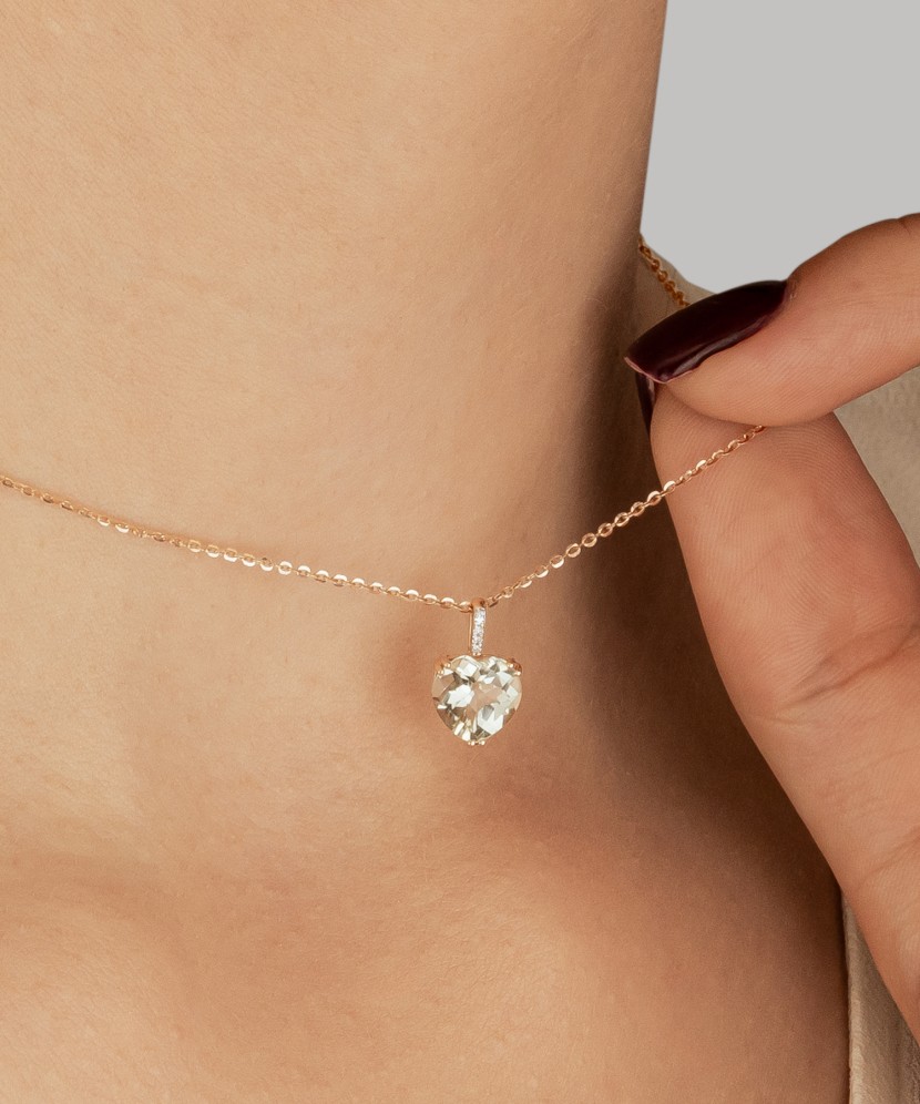 Zelta kulons ar zaļo ametistu un dimantiem