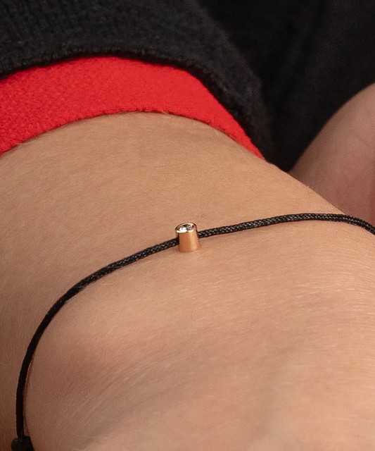 Melnā  diega rokassprādze ar zelta briljanta piekariņu 0.05ct