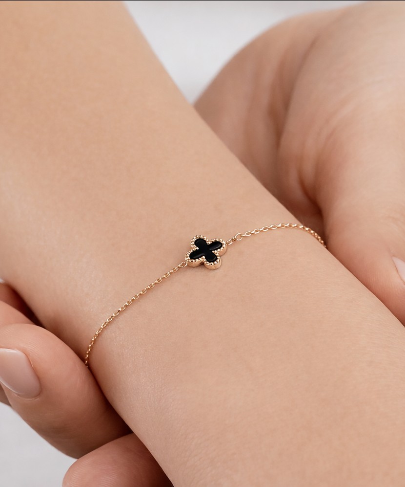 Zelta rokassprādze ar oniksu