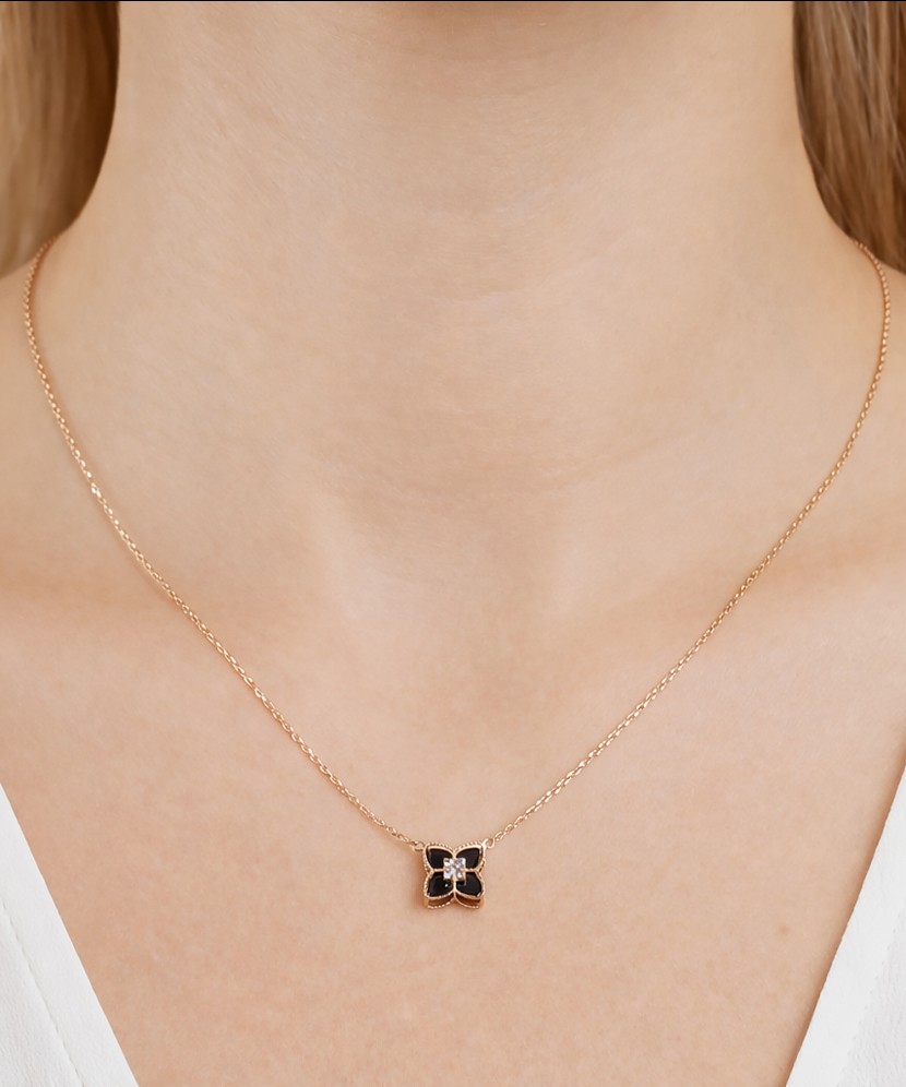 Zelta ķēdīte ar oniksa piekariņu