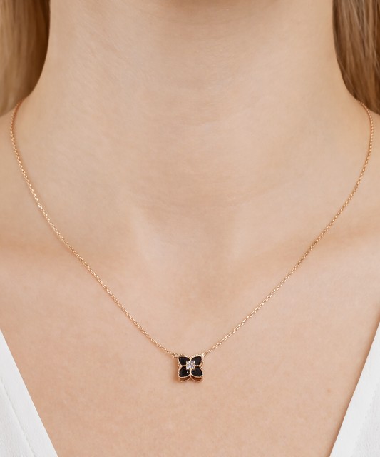 Zelta ķēdīte ar oniksa piekariņu