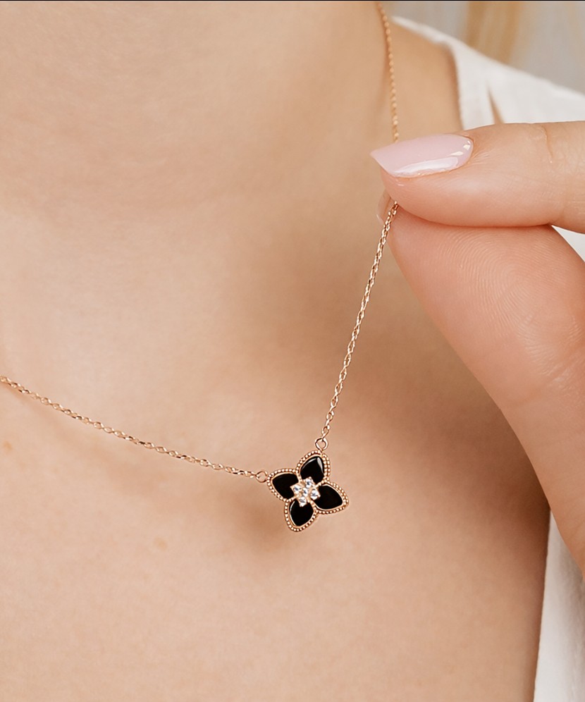 Zelta ķēdīte ar oniksa piekariņu