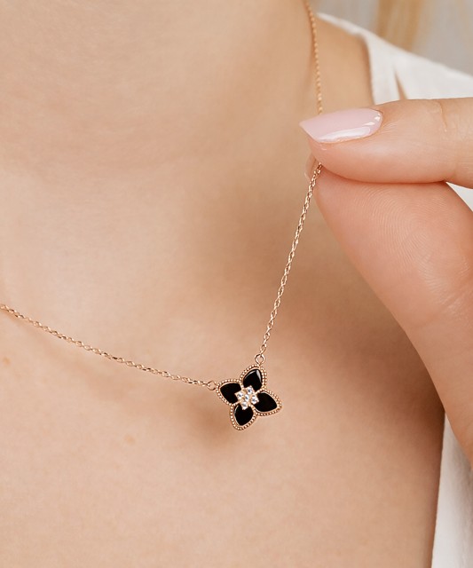 Золотая цепочка с подвеской из оникса