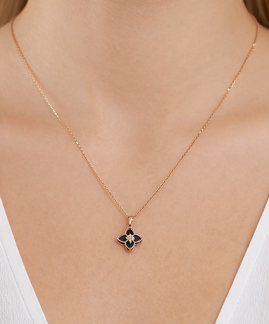 Zelta kulons ar oniksu un cirkoniem