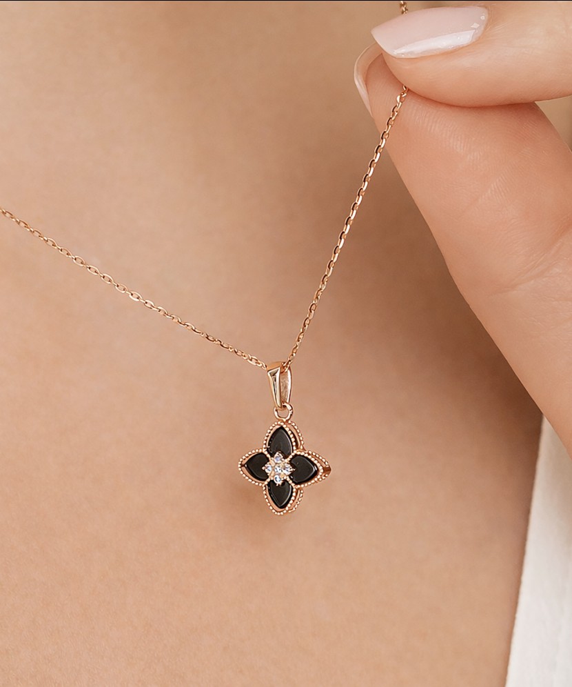 Zelta kulons ar oniksu un cirkoniem