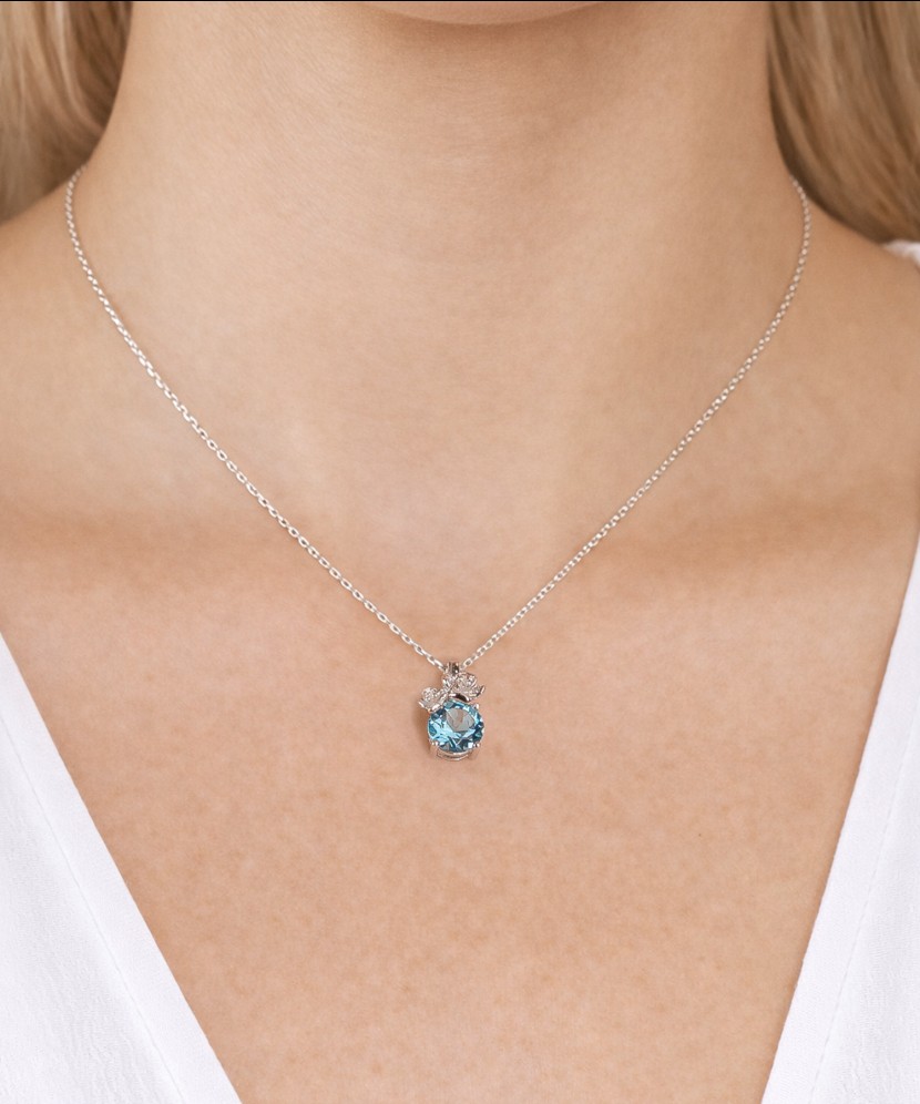 Кулон из белого золота с топазами, бриллиантами и перидотами.