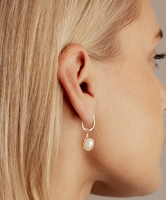 Apzeltīti sudraba auskari ar pērlēm un cirkonijiem