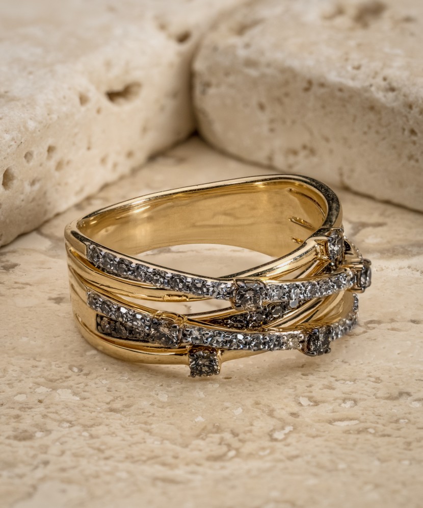 Dzeltenā zelta gredzens ar konjaka krāsas dimantiem