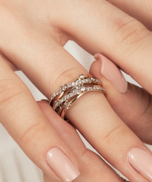 Dzeltenā zelta gredzens ar konjaka krāsas dimantiem