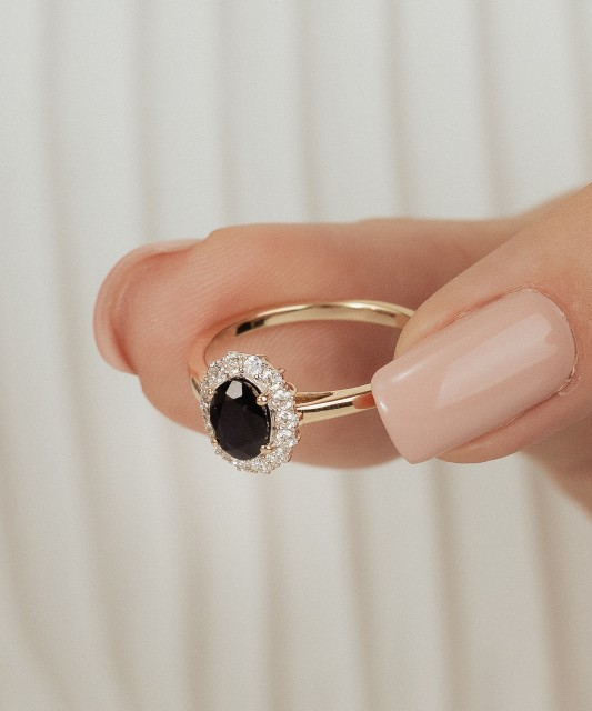 Dzeltenā zelta gredzens ar safīriem un dimantiem