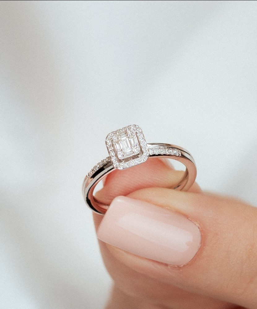 Baltā zelta gredzens ar briljantiem