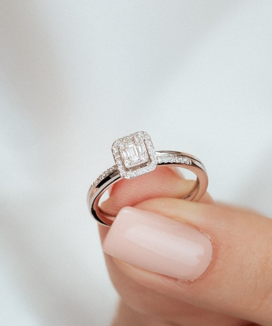 Baltā zelta gredzens ar briljantiem