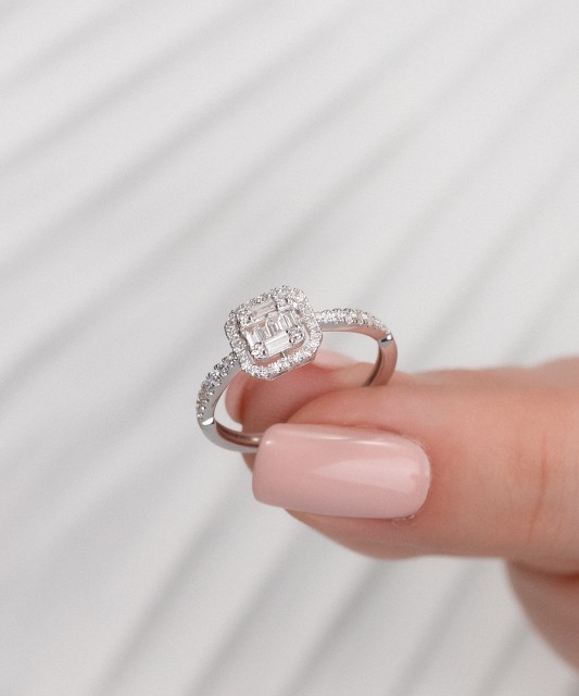 Кольцо из белого золота с бриллиантами