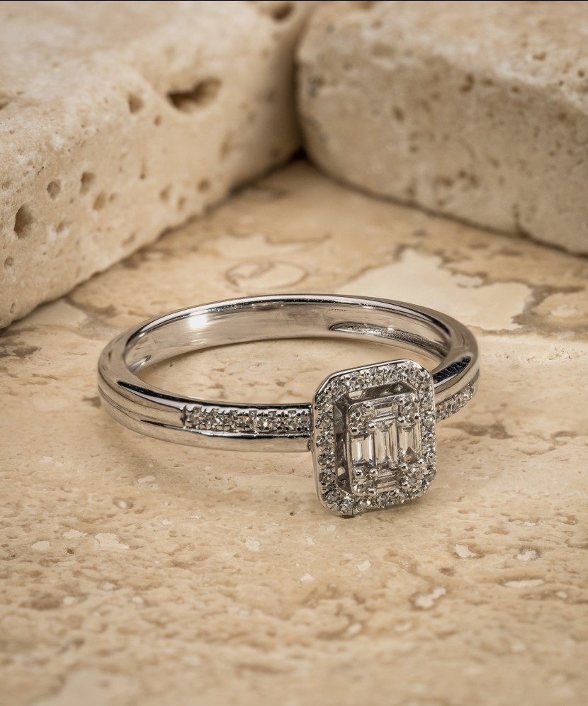 Кольцо из белого золота с бриллиантами