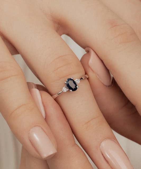 Baltā zelta gredzens ar safīru un dimantiem