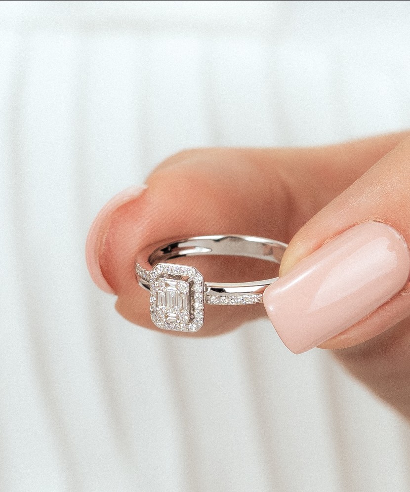 Кольцо из белого золота с бриллиантами