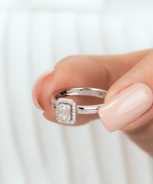 Кольцо из белого золота с бриллиантами