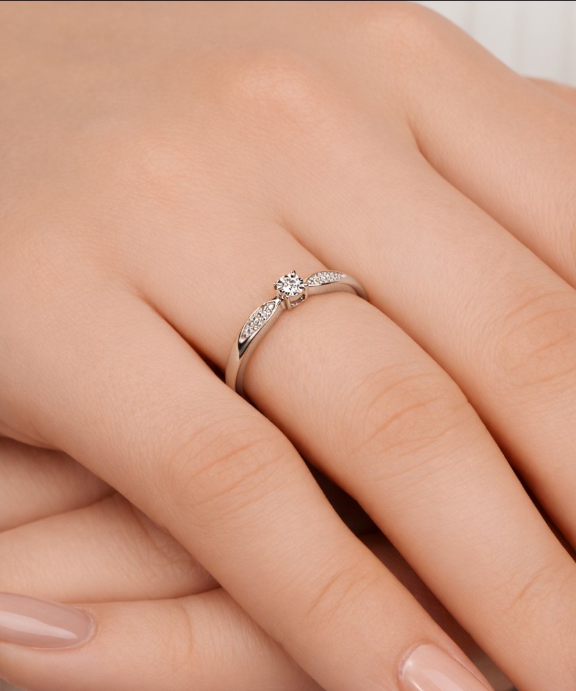 Baltā zelta gredzens ar briljantiem 0,08ct