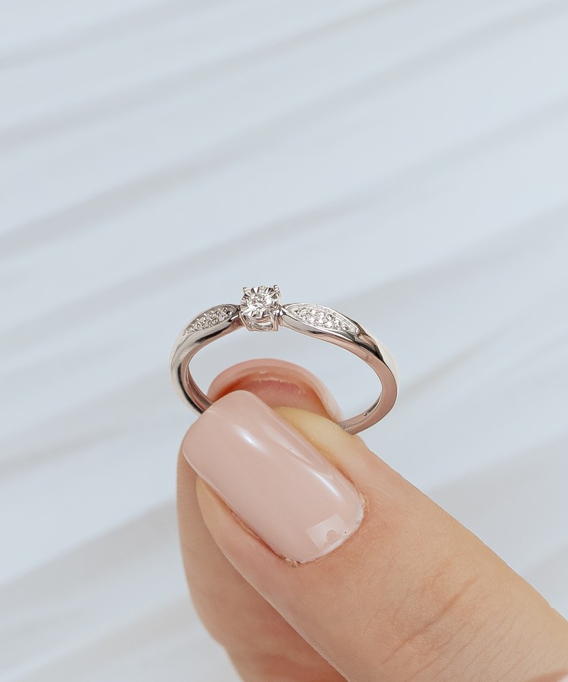 Кольцо из белого золота с бриллиантами 0,04ct