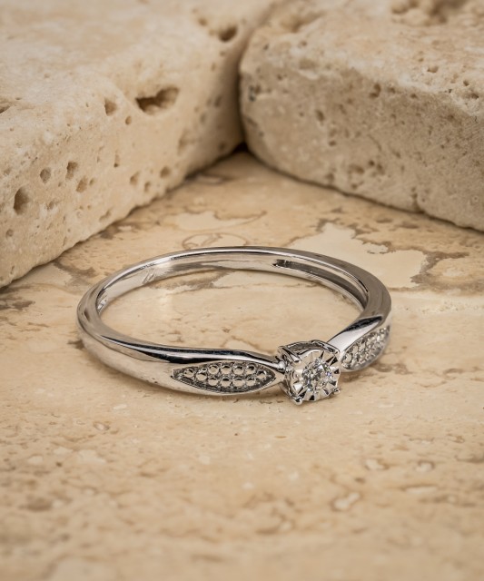 Baltā zelta gredzens ar briljantiem 0,04ct