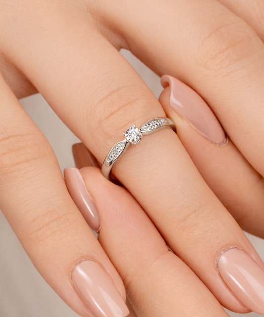 Кольцо из белого золота с бриллиантами 0,04ct