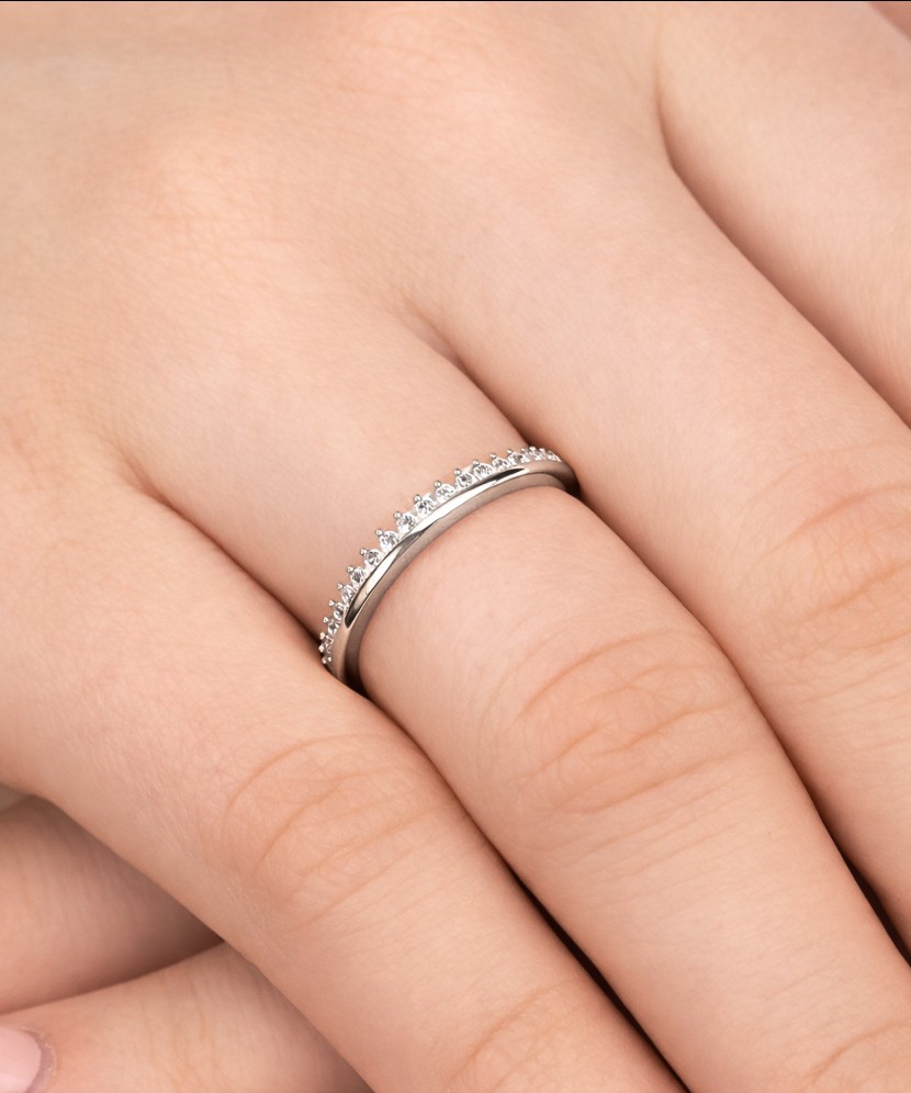 Baltā zelta gredzens ar cirkonijiem