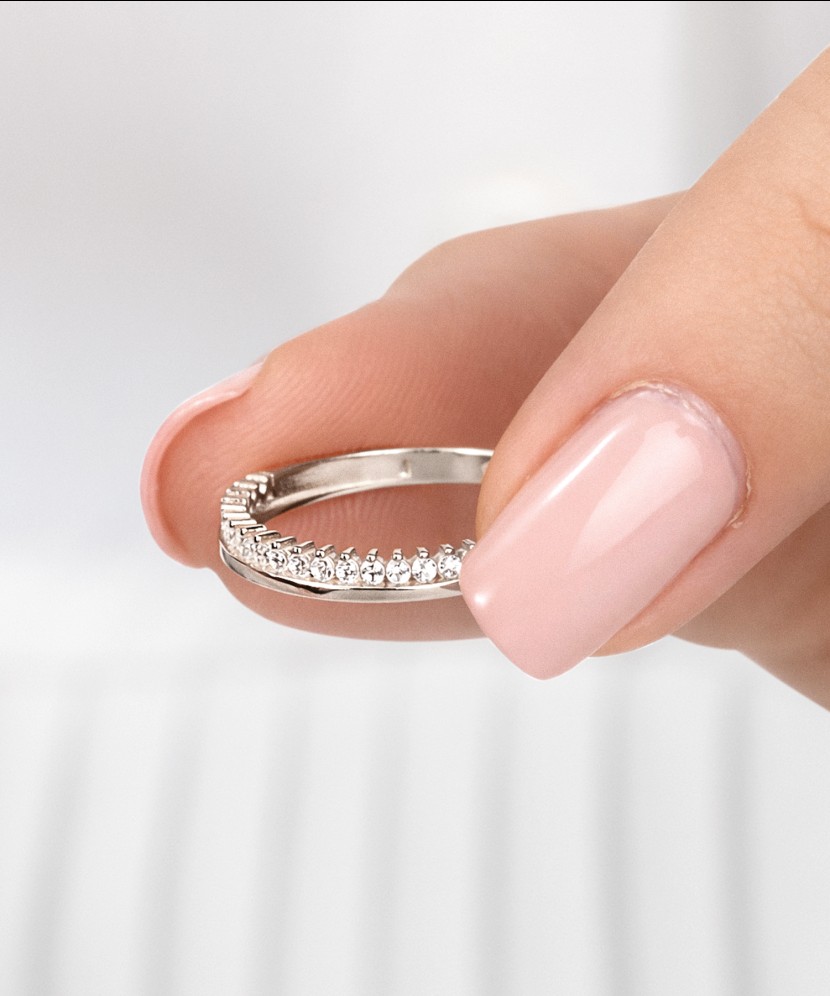 Baltā zelta gredzens ar cirkonijiem