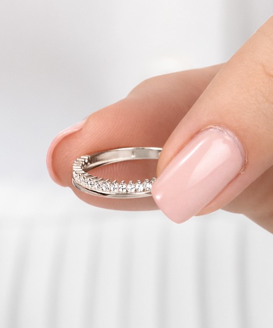 Кольцо из белого золота с цирконами