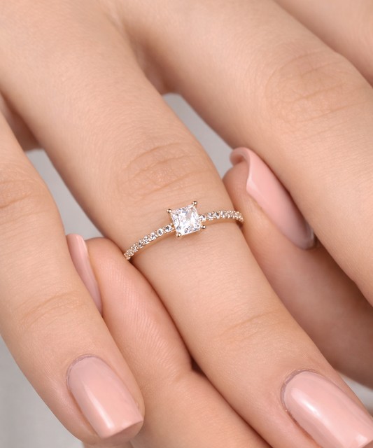 Zelta gredzens ar cirkonijiem