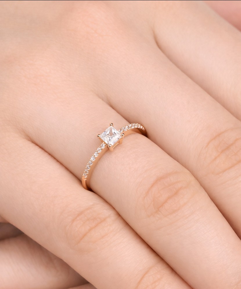 Zelta gredzens ar cirkonijiem