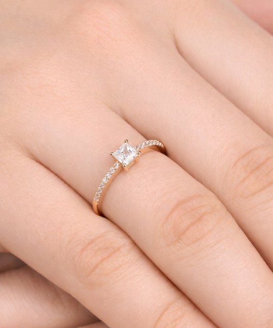 Золотое кольцо с цирконами