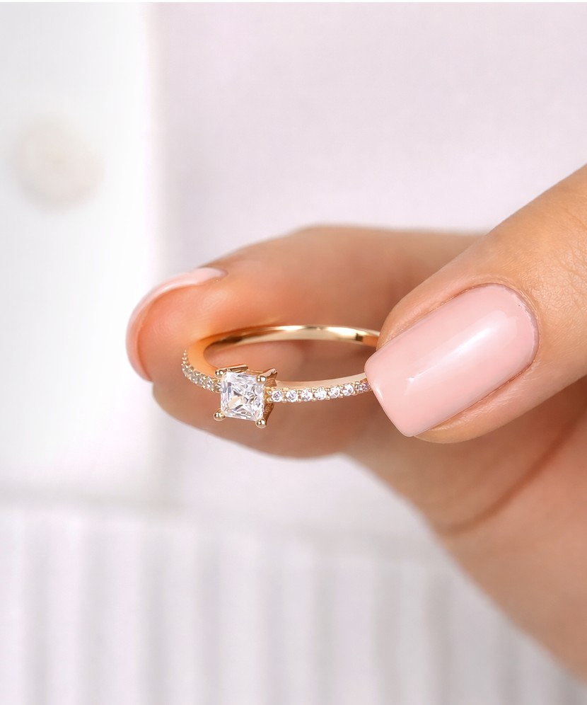 Zelta gredzens ar cirkonijiem