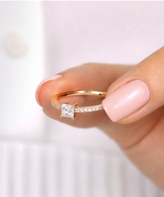 Zelta gredzens ar cirkonijiem