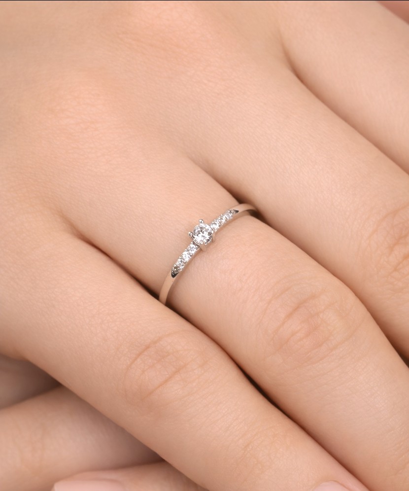 Baltā zelta gredzens ar cirkonijiem