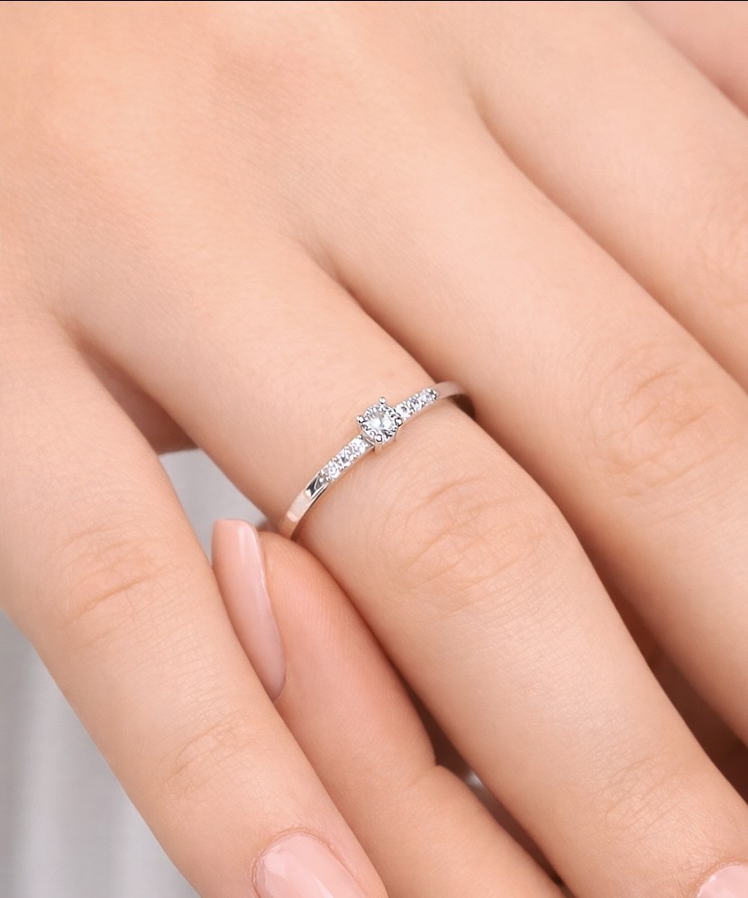 Baltā zelta gredzens ar cirkonijiem