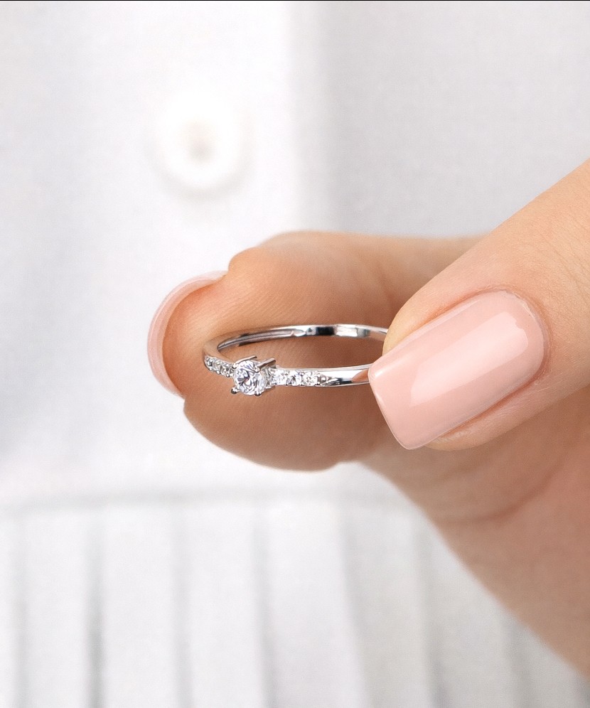 Baltā zelta gredzens ar cirkonijiem