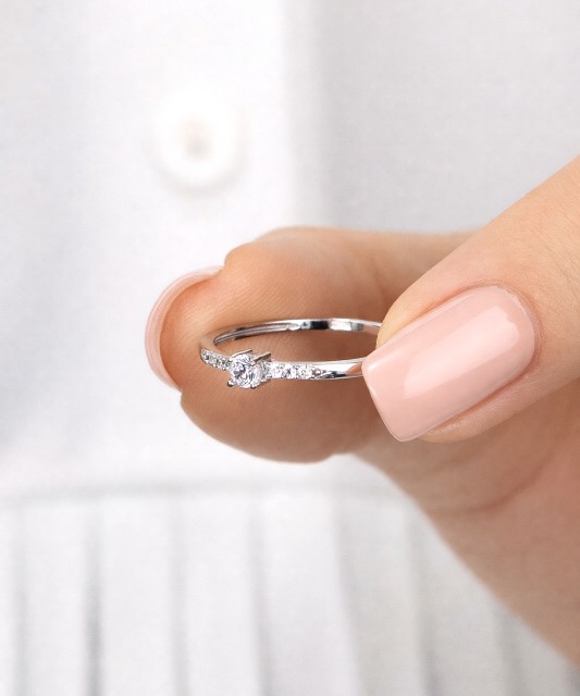 Кольцо из белого золота с цирконами