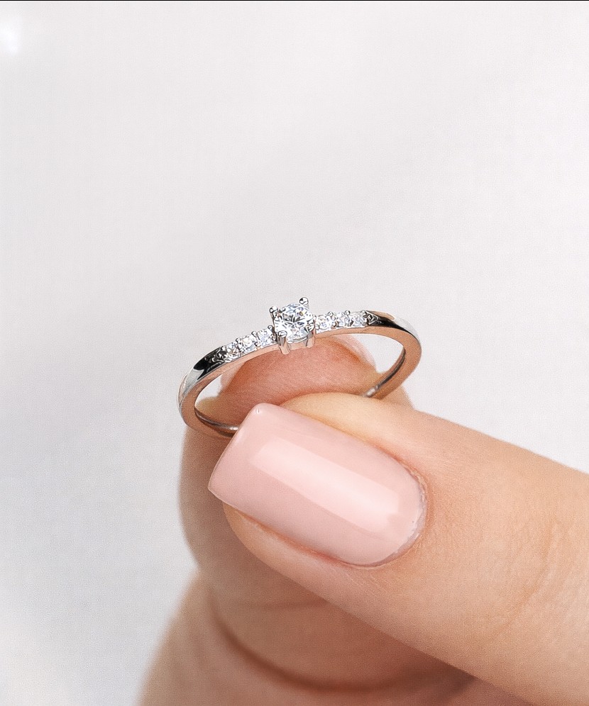 Baltā zelta gredzens ar cirkonijiem