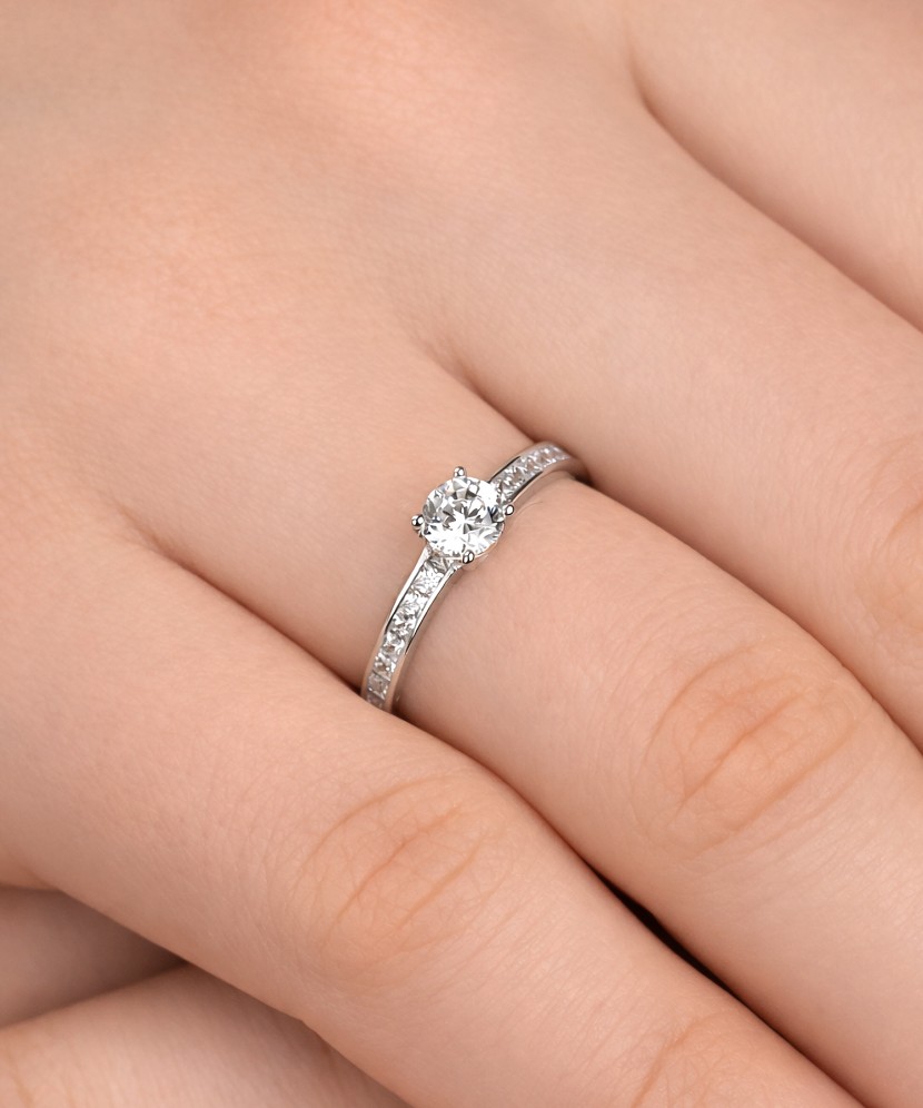 Baltā zelta gredzens ar cirkonijiem