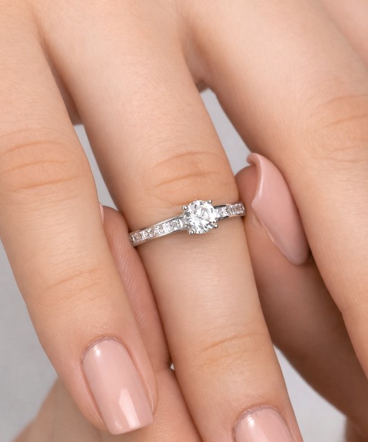 Baltā zelta gredzens ar cirkonijiem